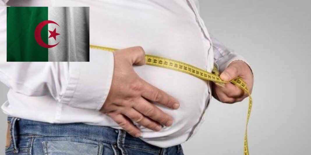 Homme mesurant son tour de taille pour surveiller l'obésité.