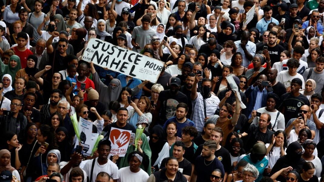 Rassemblement massif pour Nahel avec pancarte Justice pour Nahel.
