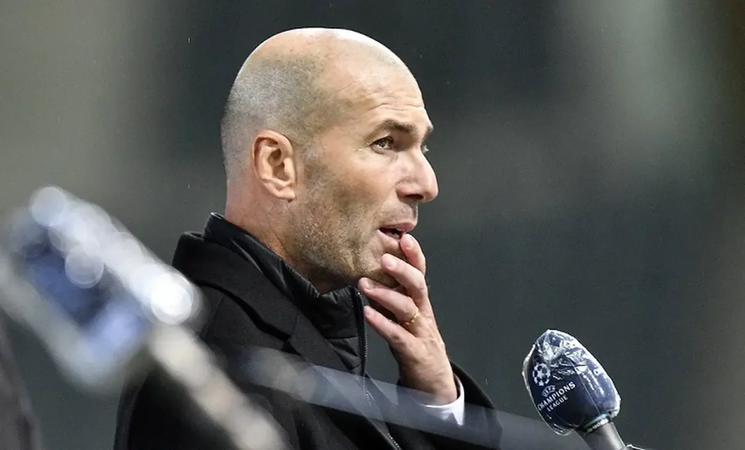 Zidane réfléchissant lors d'une conférence à Barcelone.