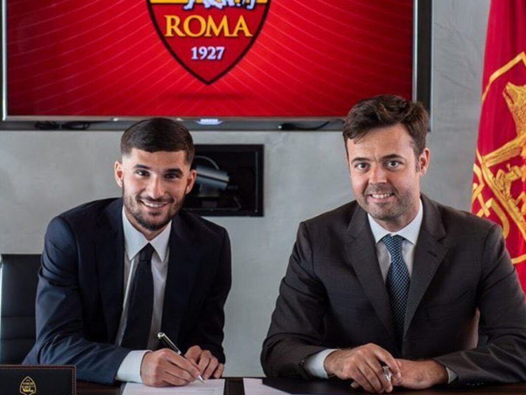 Houssem Aouar à l’AS Roma Houssem Aouar signe avec l’AS Roma lors d’une conférence de presse.