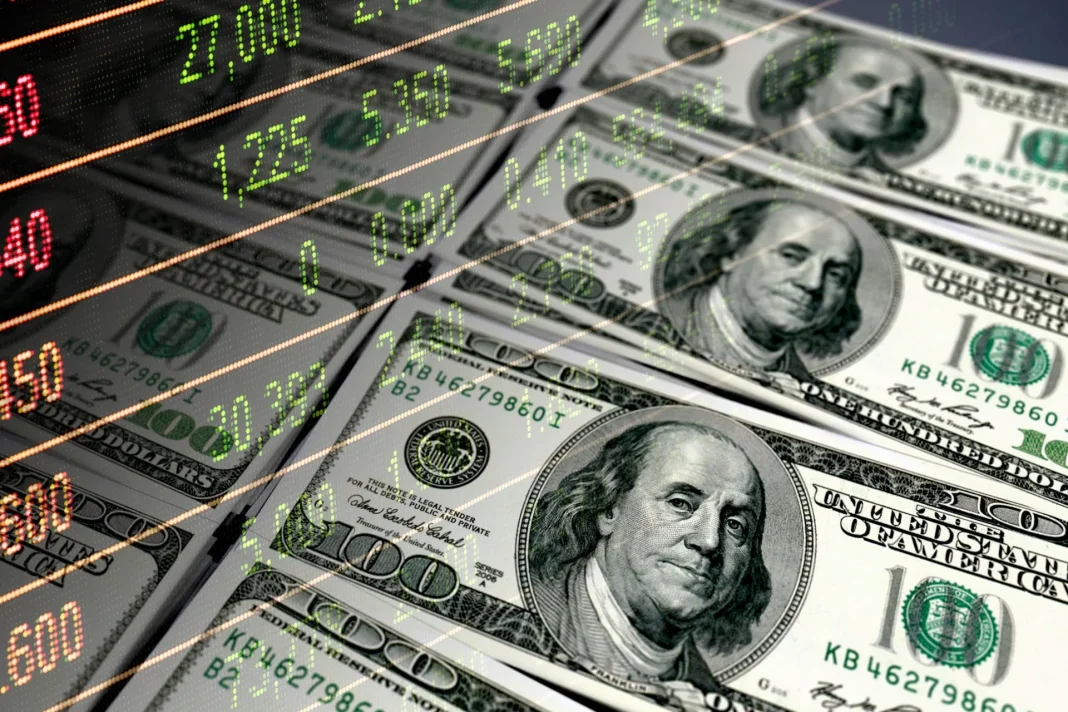 Taux de change du dollar américain Billets de dollar américain et chiffres de marché financier.