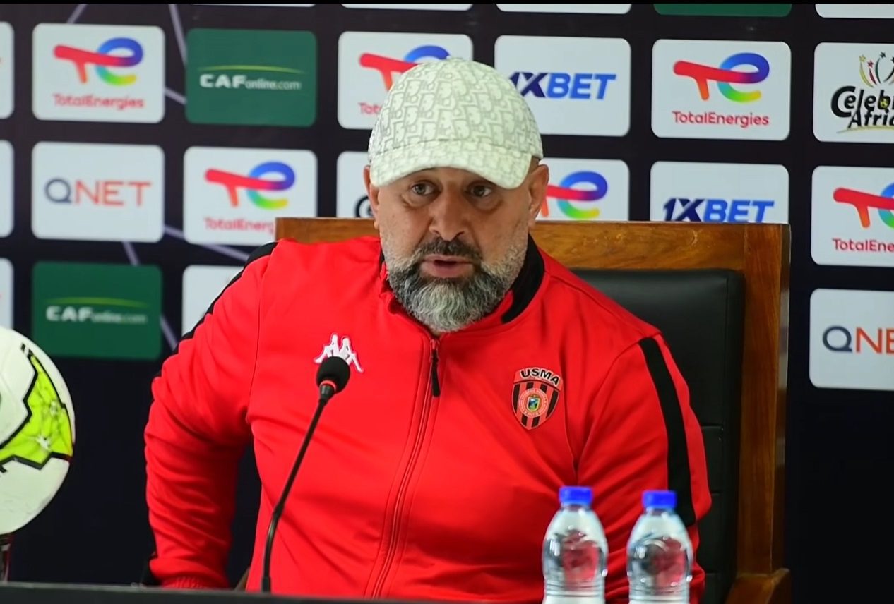 Abdelhak Benchikha lors d'une conférence de presse sportive.