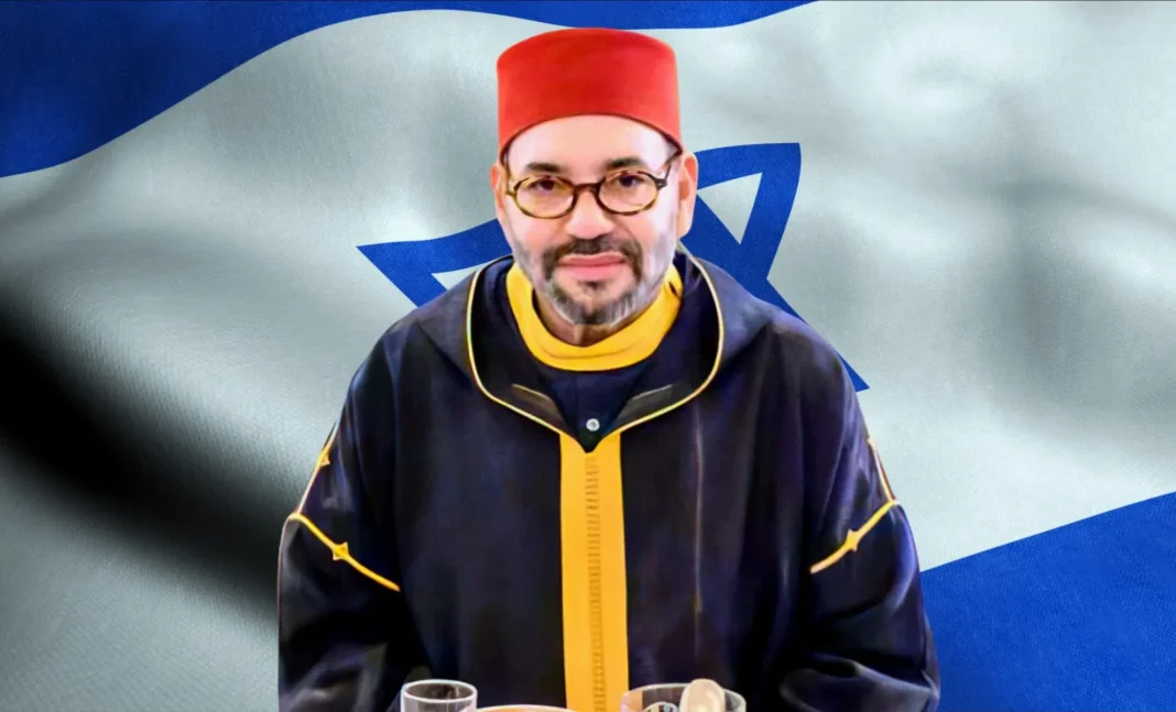 Le roi du Maroc en tenue traditionnelle devant un drapeau israélien.