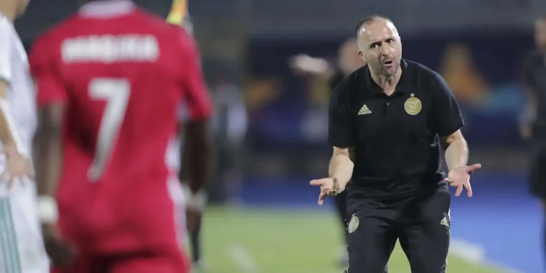 Djamel Belmadi lors d'un match de football Djamel Belmadi, entraîneur de football, donne des instructions sur le terrain.