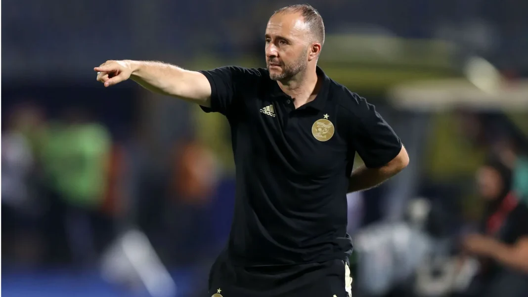 Djamel Belmadi, entraîneur de football, donnant des instructions sur le terrain.