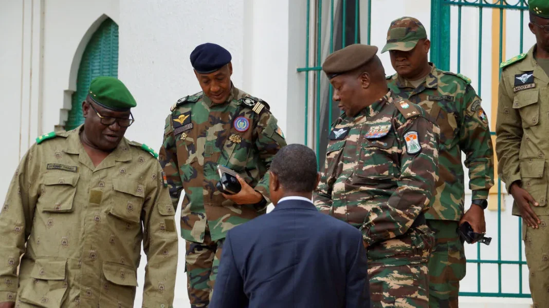 Officiers militaires en discussion lors d'une réunion au Niger.
