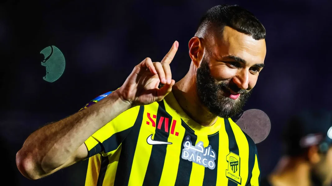 Karim Benzema en maillot d'Al-Ittihad, célébrant un but.
