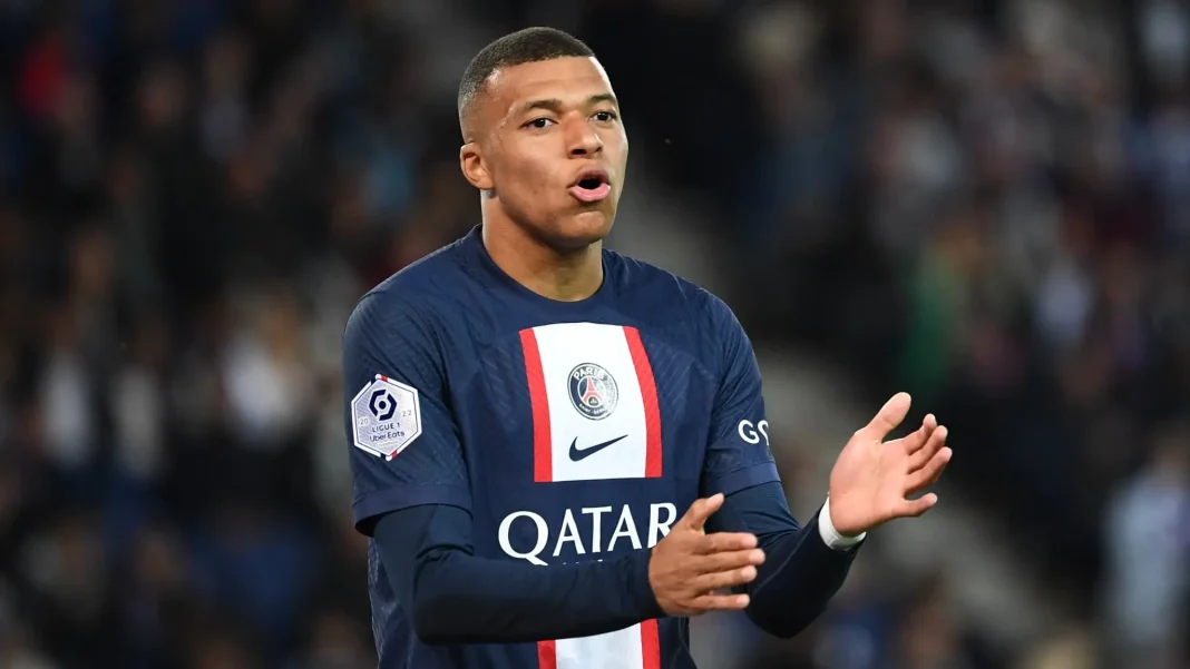 Kylian Mbappé en action avec le maillot du PSG.