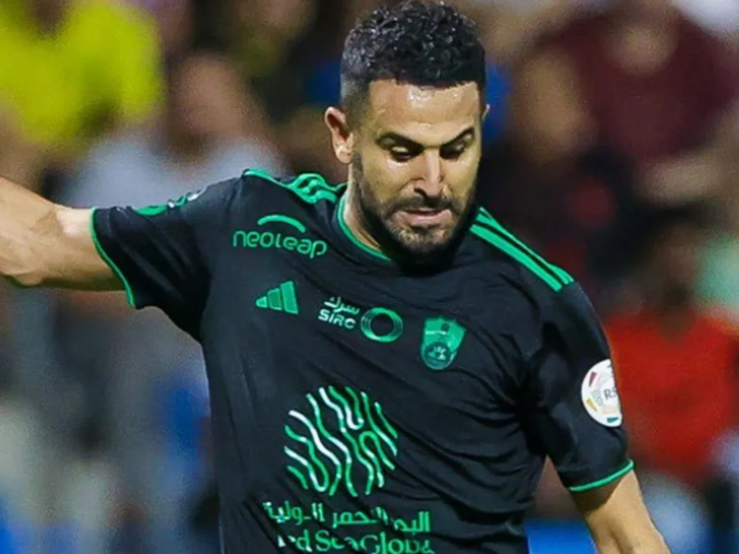 Riyad Mahrez portant le maillot d'Al Ahli en pleine action.