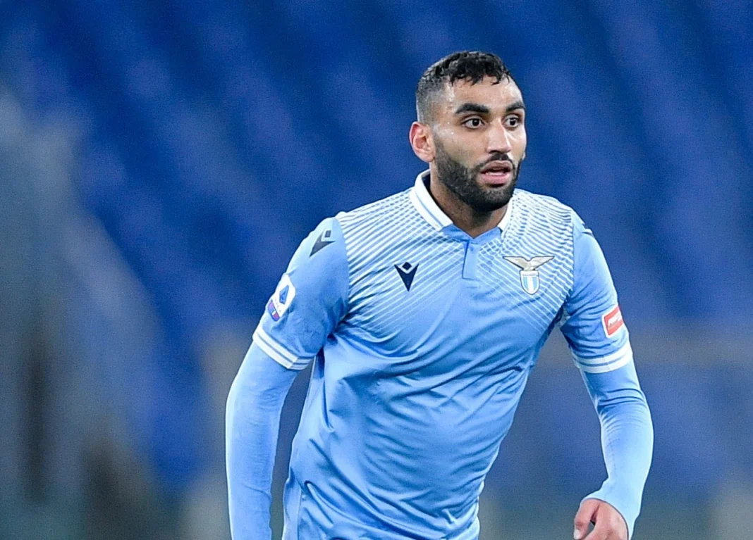 Footballeur Mohamed Fares en maillot de Lazio en match.