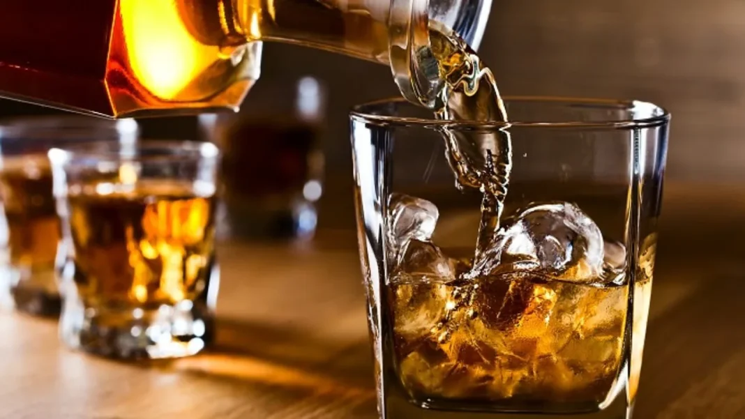 Consommation d'alcool en Algérie Verre de whisky avec glaçons, boisson alcoolisée.