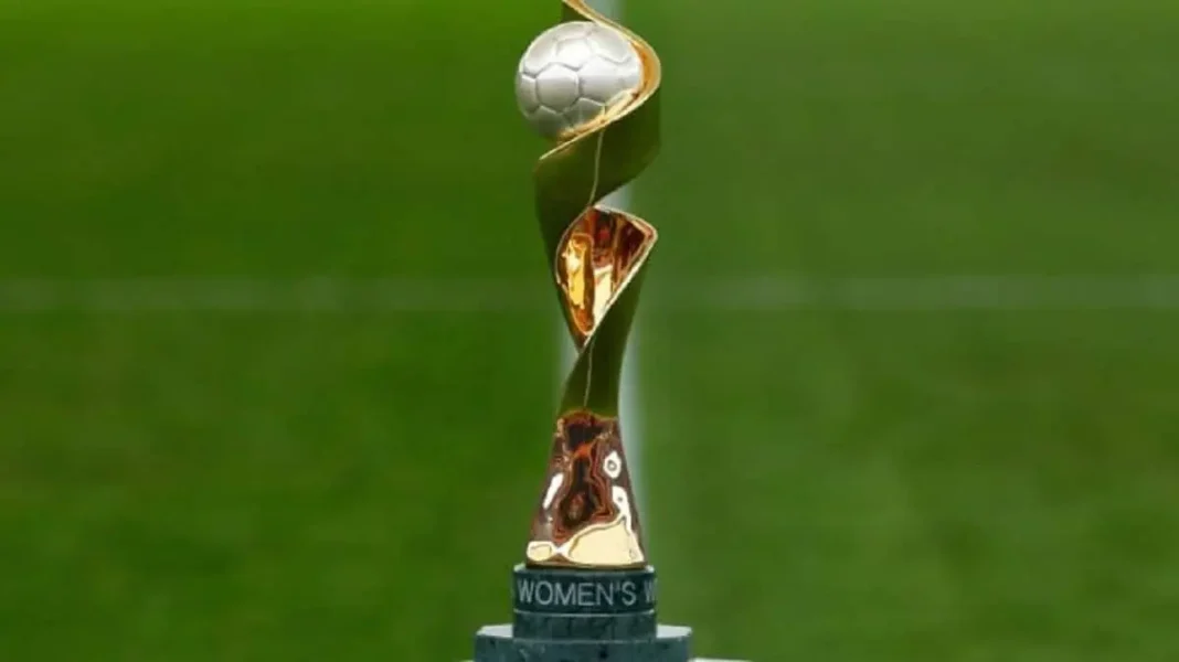 Trophée de la Coupe du Monde Féminine 2023 sur un terrain vert.