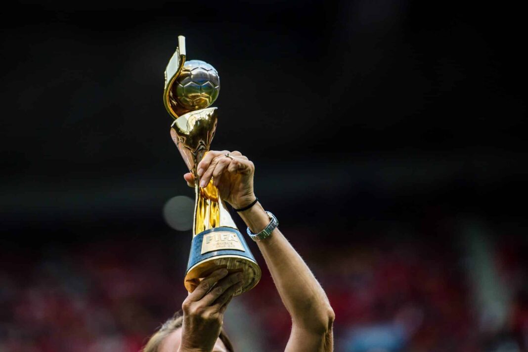 Vainqueur de la Coupe du Monde féminine Main levant le trophée de la Coupe du Monde féminine.
