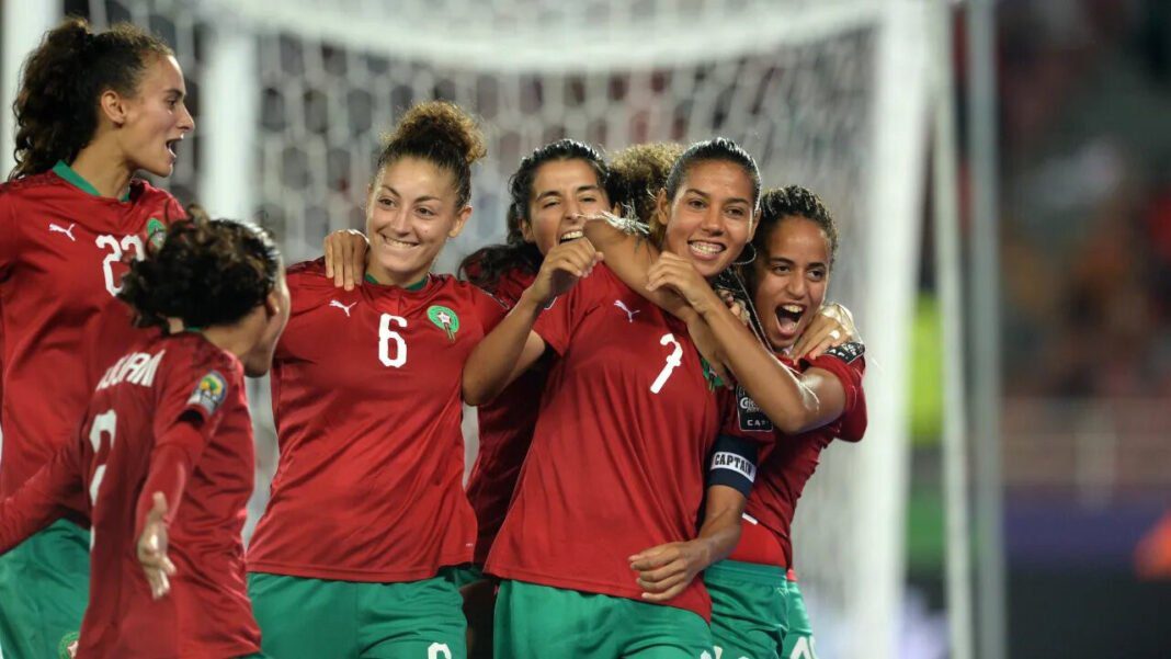Équipe féminine marocaine de football célébrant un but.