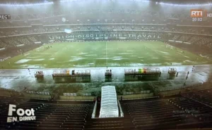 Stade de Côte d'Ivoire inondé avec des terrains submergés par la pluie.