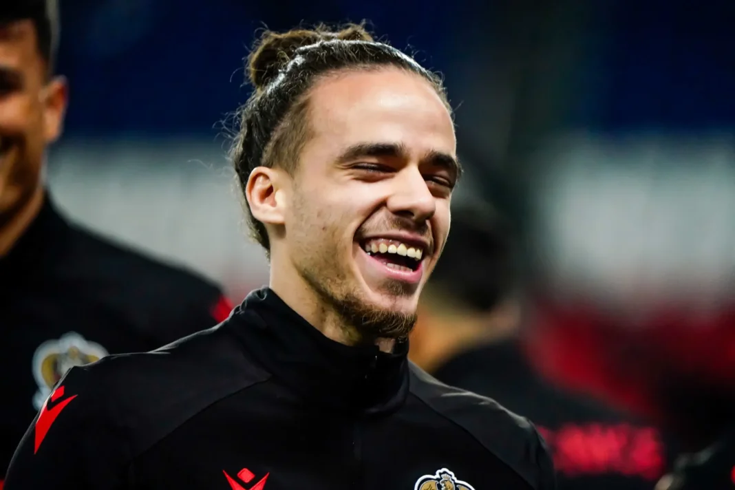 Bilal Brahimi souriant en tenue de football lors d'un match.