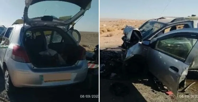 Deux voitures endommagées après un accident dans le désert.