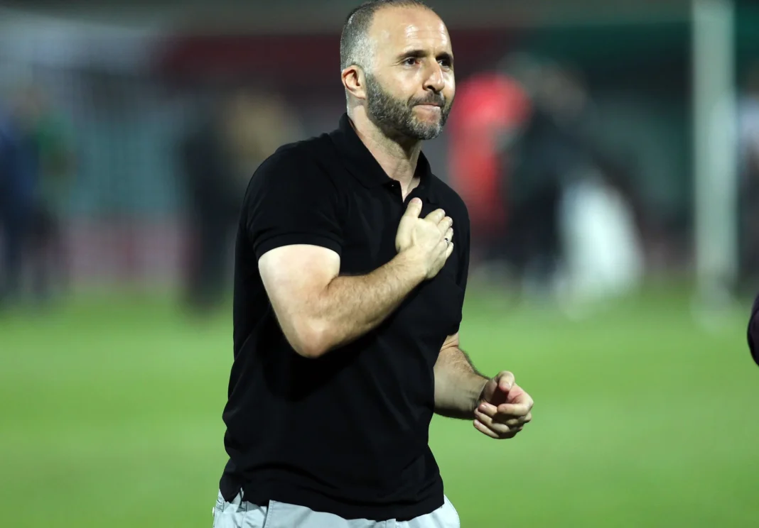 Belmadi rendant hommage à Feghouli lors d'un match de football.