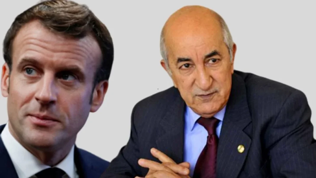 Deux hommes en discussion sérieuse lors d'un débat politique.