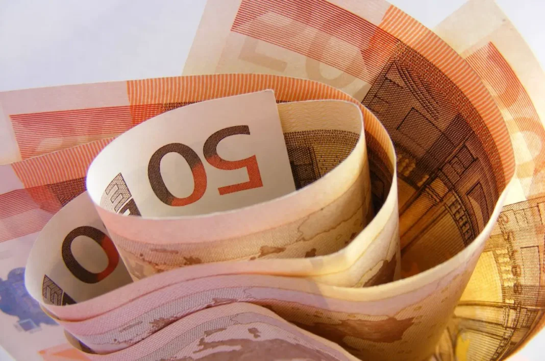 Billets de 50 dinars algériens enroulés pour illustration.