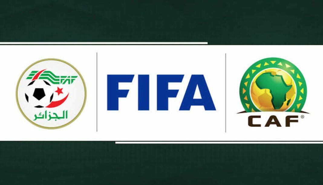Logos de la CAF, FIFA et FAF pour le football africain.