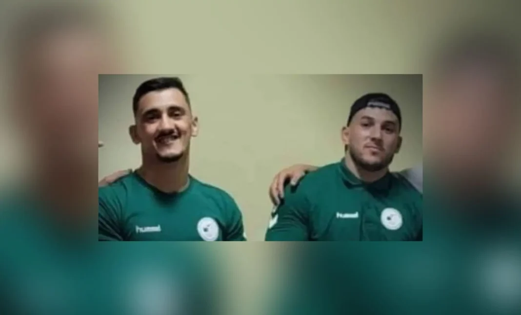 Deux athlètes algériens en maillot vert, souriants, lors des Jeux Méditerranéens de plage 2023.