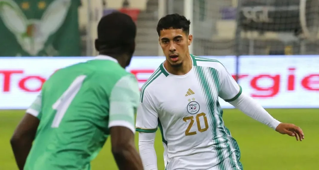 Fares Chaibi en action, portant le maillot de l'équipe nationale.