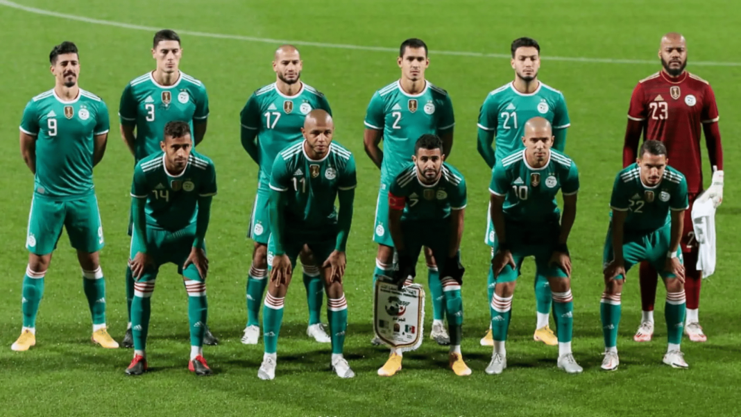 Les joueurs de l'équipe d'Algérie avant un match important.