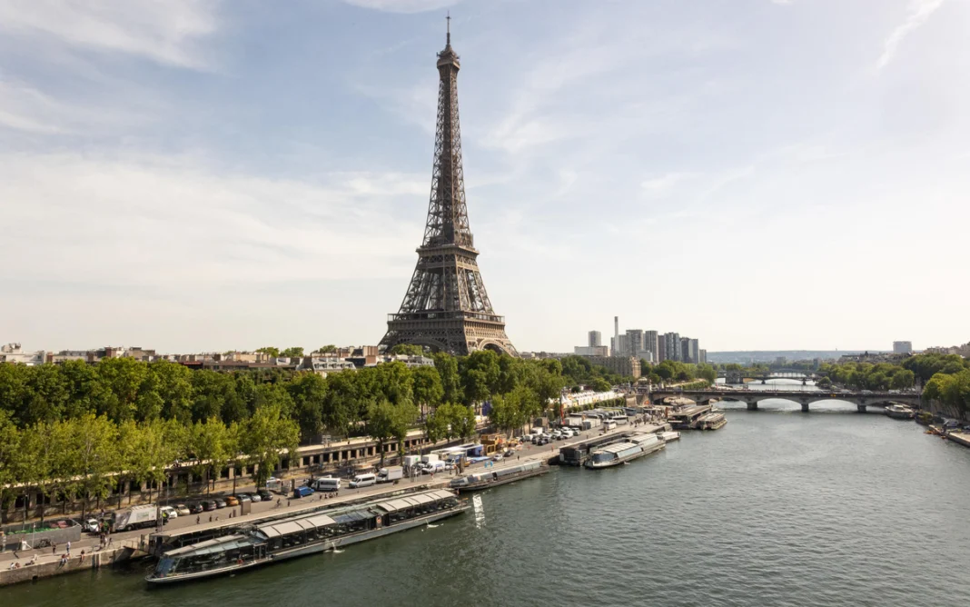 Vue de la Tour Eiffel sur la Seine à Paris.