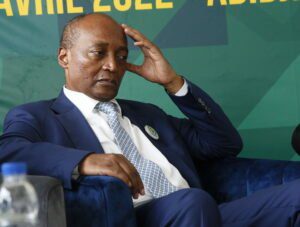 Patrice Motsepe en costume lors d'une conférence au Maroc.