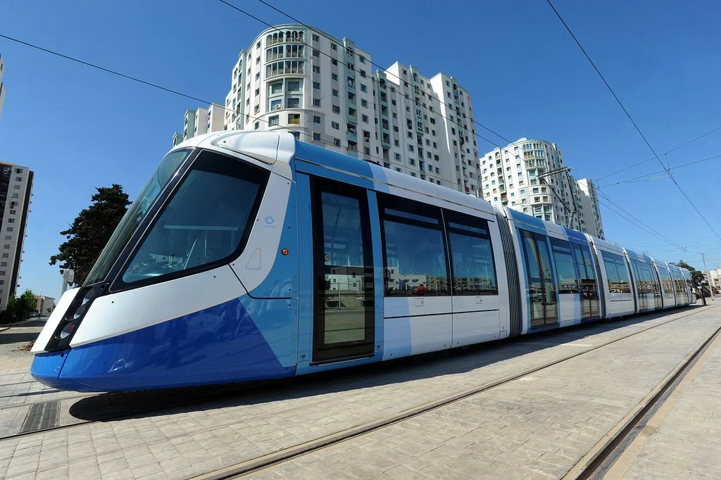 Tramway moderne à Alger avec bâtiments en arrière-plan.
