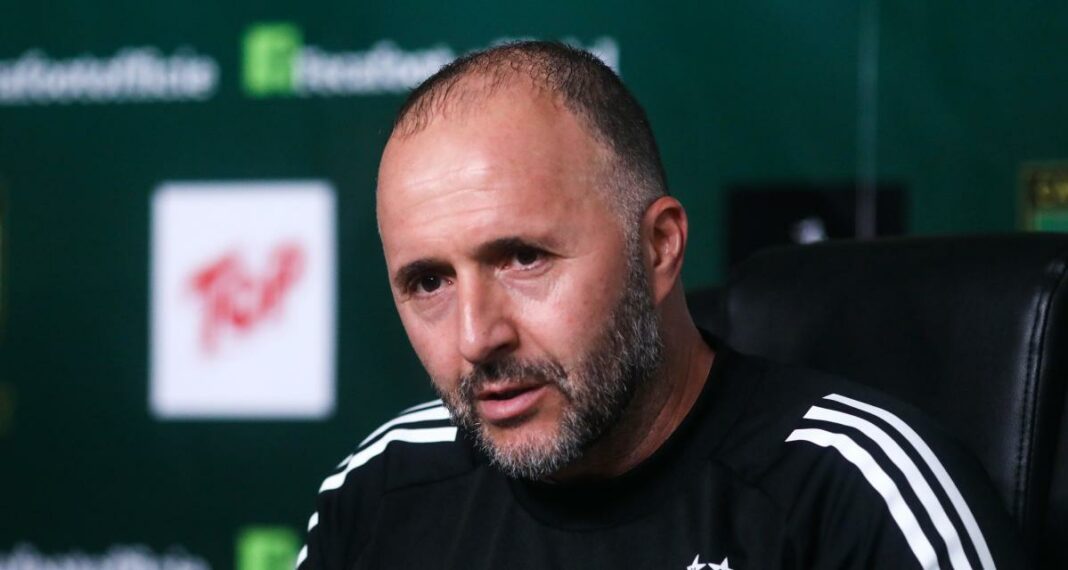 Djamel Belmadi lors d'une conférence, focus sur son visage.