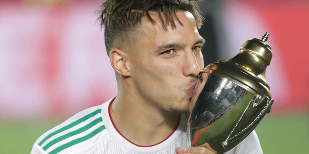 Ismaël Bennacer célèbre avec la coupe d'Afrique pour l'Algérie.