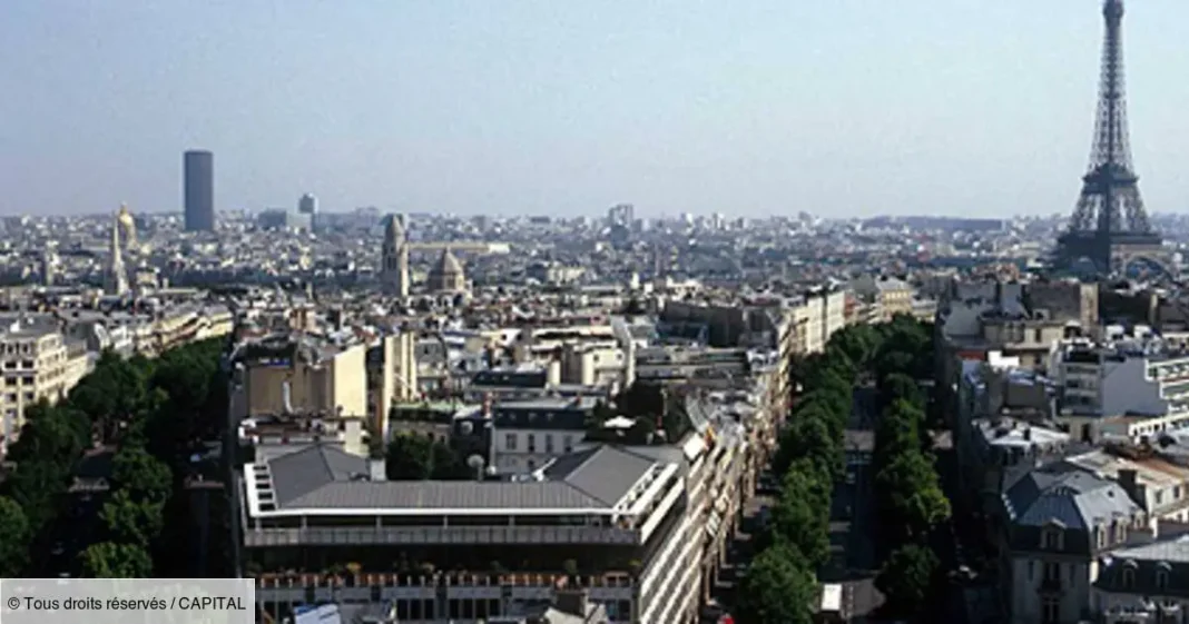 Vue de Paris avec la Tour Eiffel en arrière-plan.