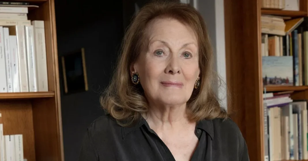Portrait d'Annie Ernaux, célèbre écrivaine française, dans un cadre intérieur.
