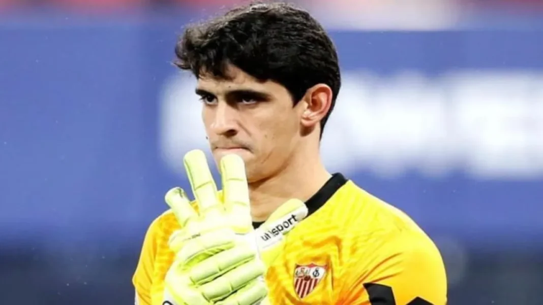 Yassine Bounou, gardien de but marocain, en pleine concentration.