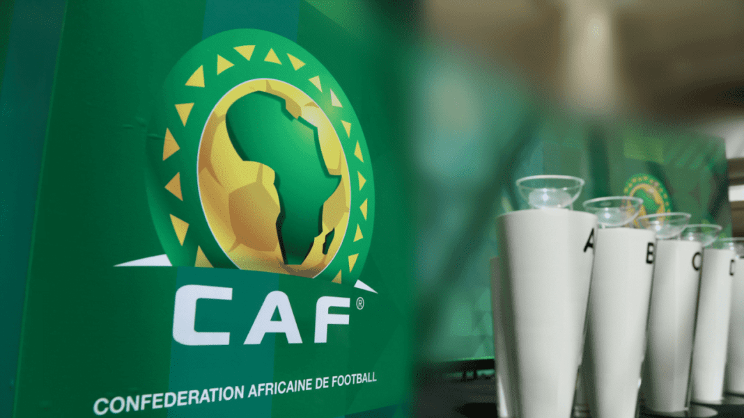 Logo de la CAF avec le continent africain et le texte CAF.