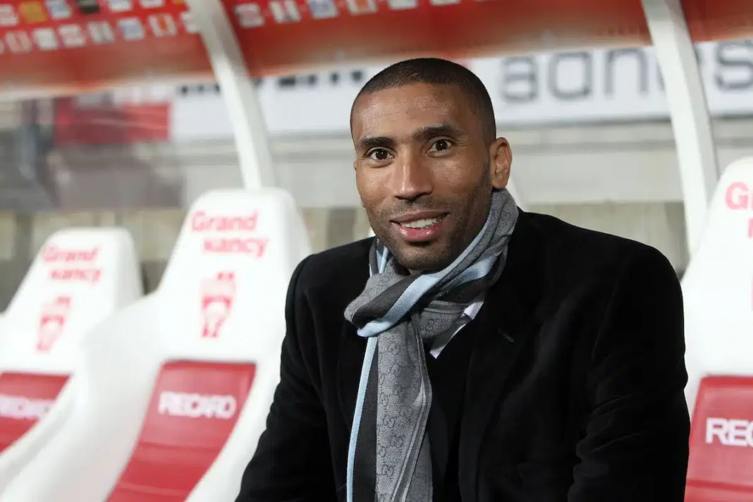 Abdeslam Ouaddou, ancien joueur marocain, dans un stade vide.