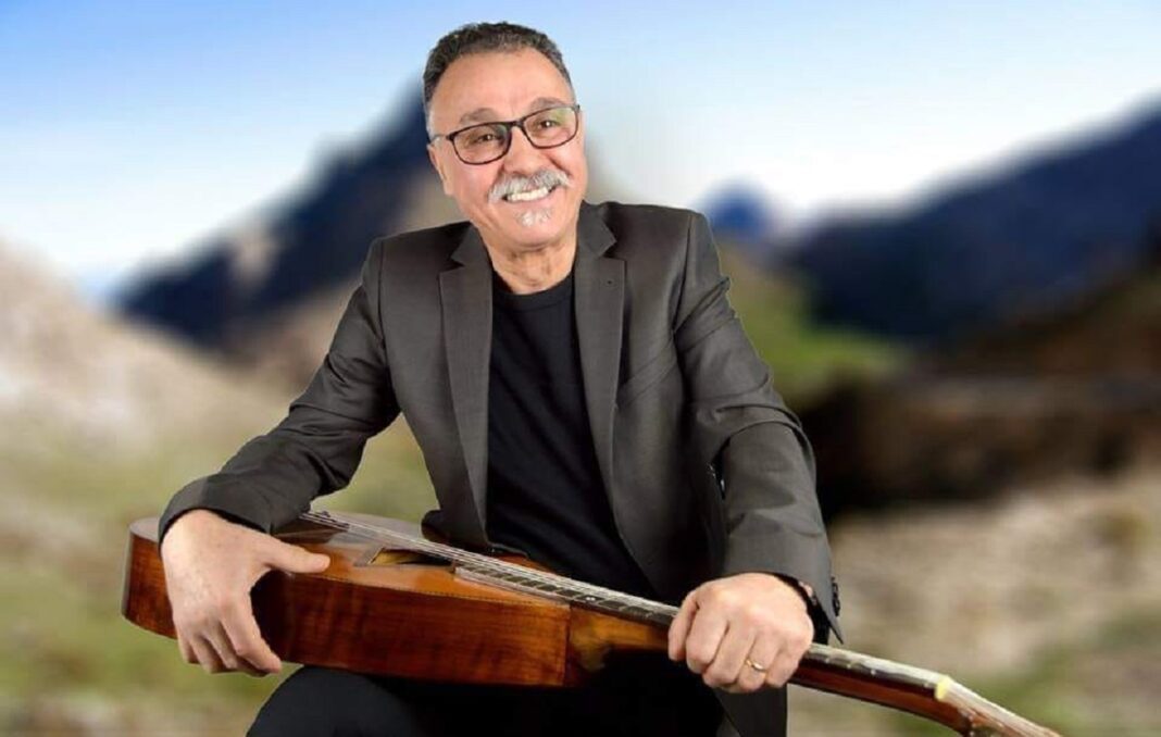 Chérif Hamani avec guitare, icône de la musique kabyle.