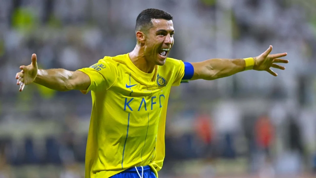 Cristiano Ronaldo célèbre lors d'un match de football.