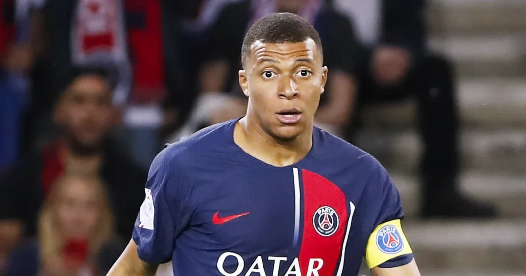 Kylian Mbappé en action sur le terrain de football.