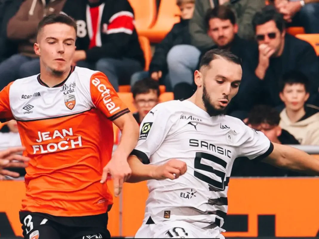 Amine Gouiri en pleine action pour Rennes contre Lorient.