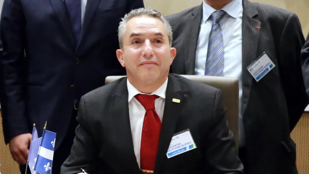 Ingénieur algérien brandissant le drapeau de l'Algérie au Canada.