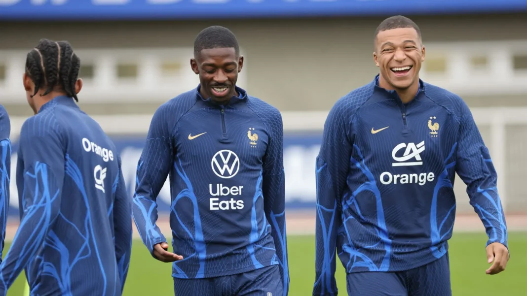 Joueurs de football français souriants lors d'une séance d'entraînement.