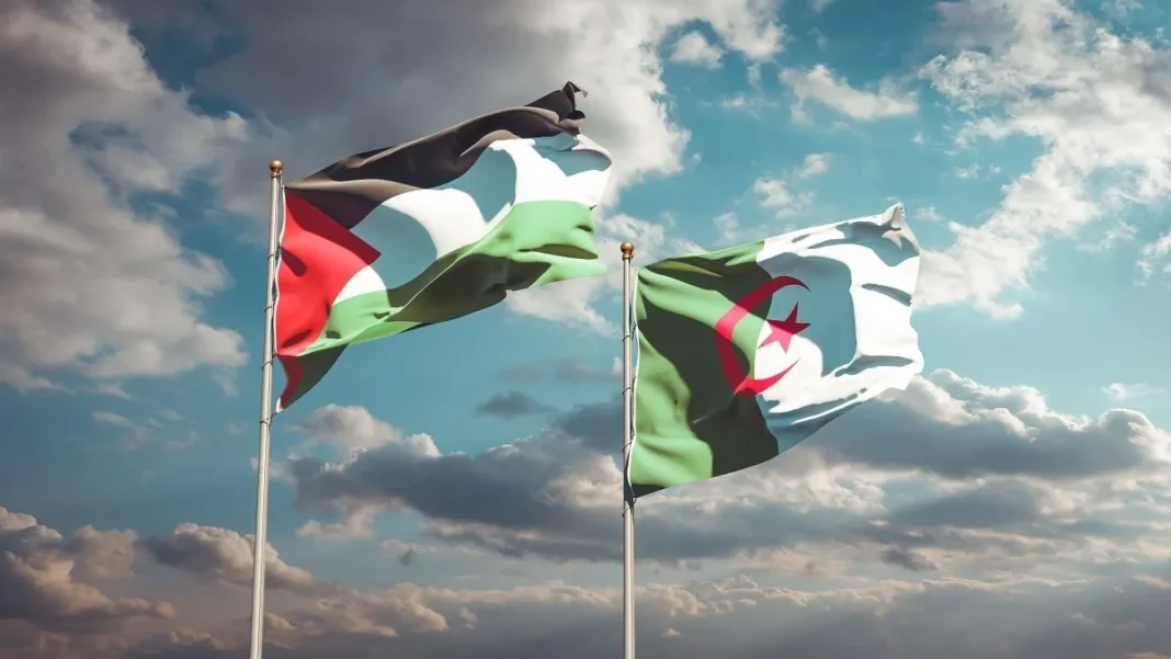 Drapeaux de l'Algérie et du Sahara Occidental Drapeaux de l'Algérie et du Sahara Occidental flottant dans le ciel.