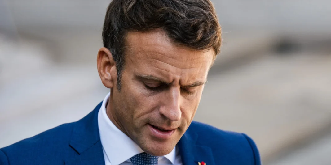 Emmanuel Macron pleure enfants morts Emmanuel Macron en pleurs lors d'une déclaration officielle.