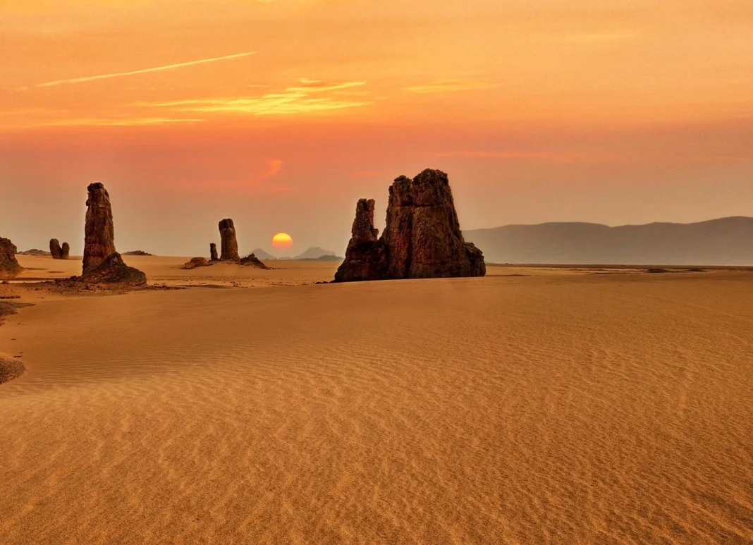 Coucher de soleil sur les formations rocheuses du Sahara.