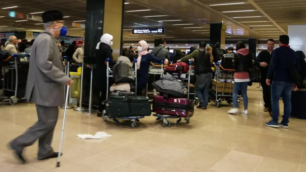 Passagers à l'aéroport avec bagages en attente d'embarquement.