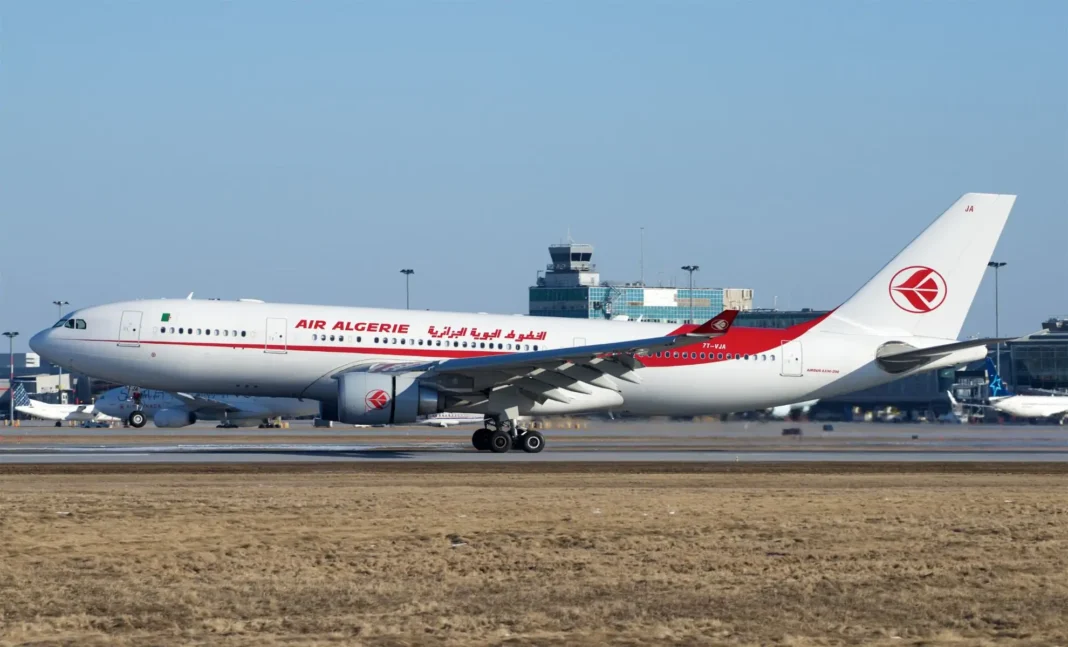 Avion d'Air Algérie prêt au décollage à l'aéroport.