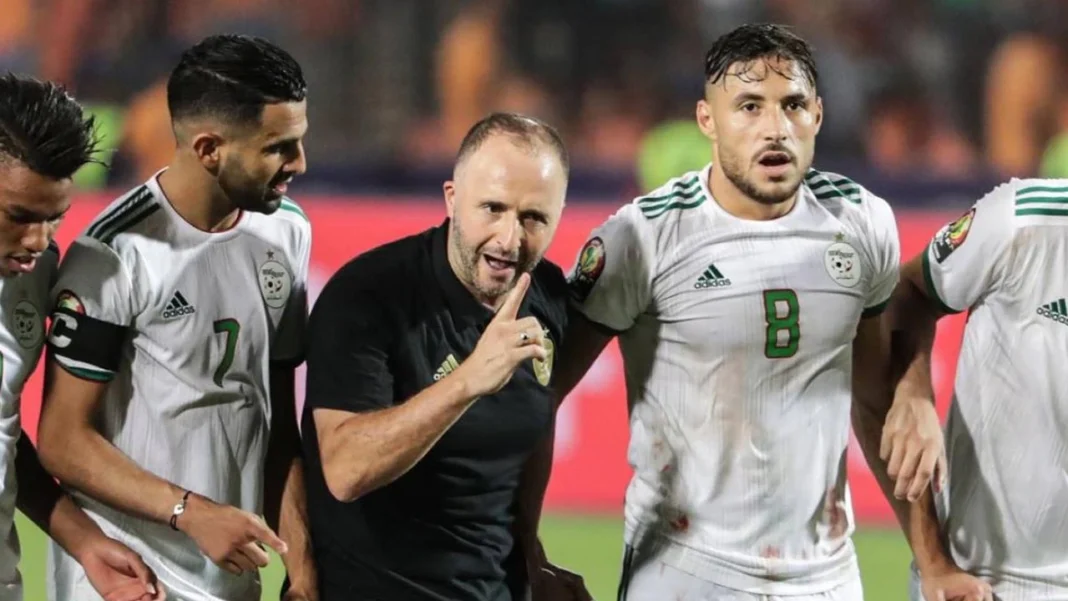 Les joueurs algériens et l'entraîneur lors d'un match de football.